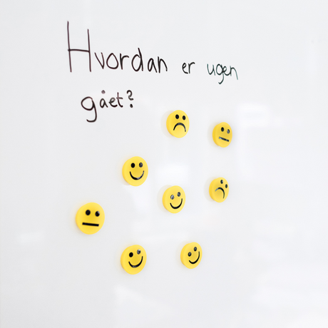 NEUTRAL Smiley Magnet, Gul & rund